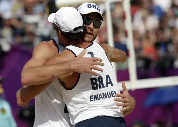 Lucen España y Brasil en voley de playa varonil
