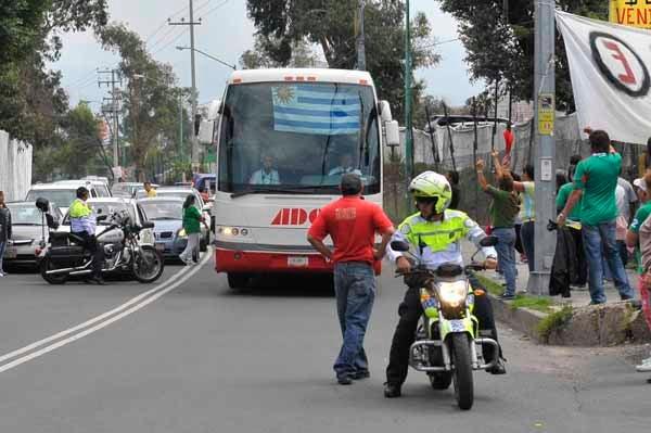 Los aficionados observan la llegada de uruguayos al Coloso de Santa Úrsula. FOTO: CIRO GUTIÉRREZ