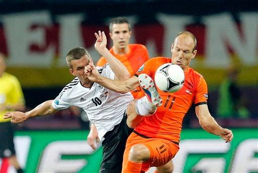 Robben disputando el esférico l AP