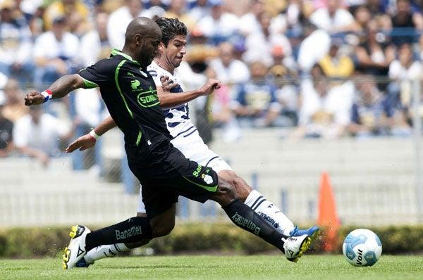 Pumas y Santos en un duelo apretado en el Olímpico Universitario. FOTO: MEXSPORT