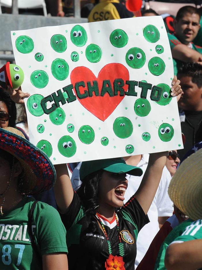 Chicharito es el blanco de los mensajes de mujeres en las gradas. FOTO: EFE