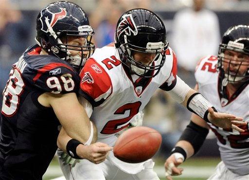 Connor Barwin forcejea con el quarterback Matt Ryan. FOTO: AP