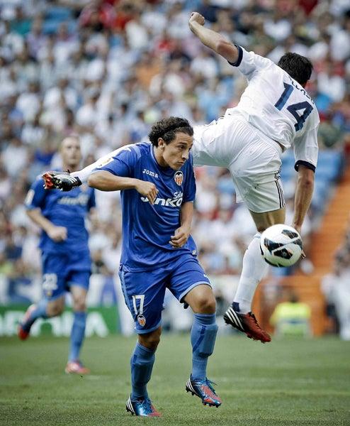 Andrés Guardado en busca del balón | EFE