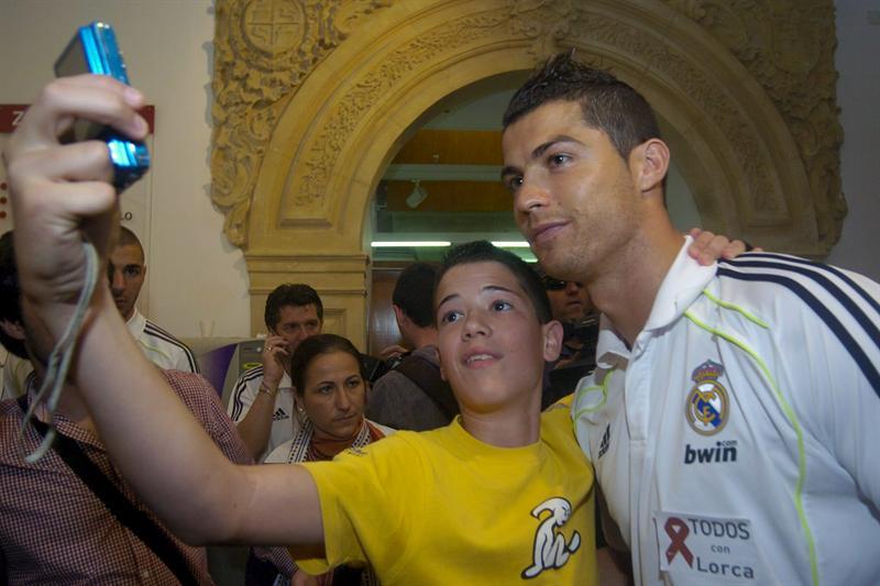 Los jugadores repartieron autógrafos y fotografías. FOTO: EFE