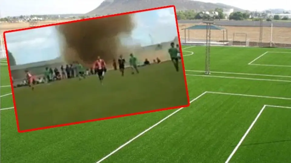 Tornado invade una cancha de futbol en pleno juego