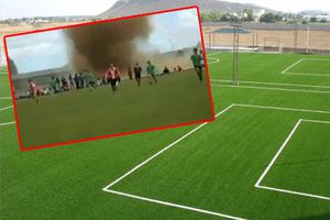Tornado invade una cancha de futbol en pleno juego