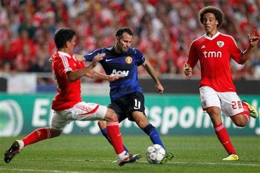 Ryan Giggs se enfrenta a dos rivales del Benfica. FOTO: AP
