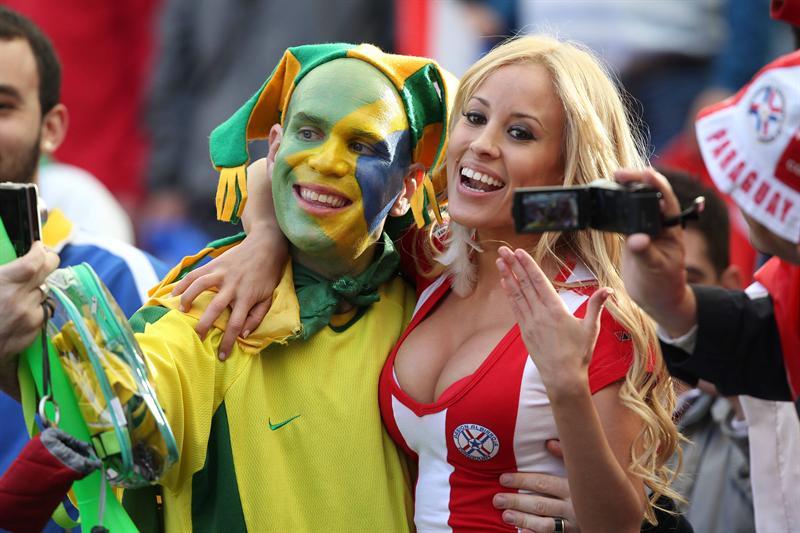 La afición disfruta el encuentro en Argentina. FOTO: EFE