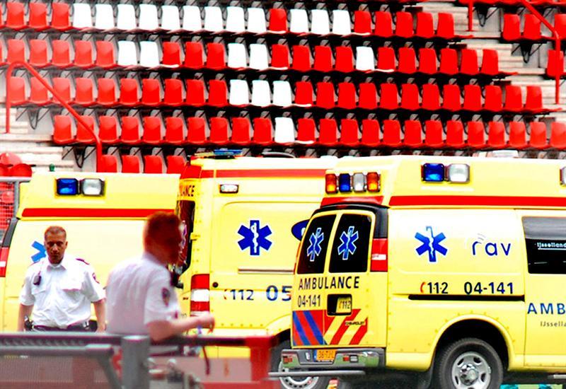 el techo de uno de los fondos del estadio De Grolsch Veste cayó sobre los graderíos. FOTO: EFE