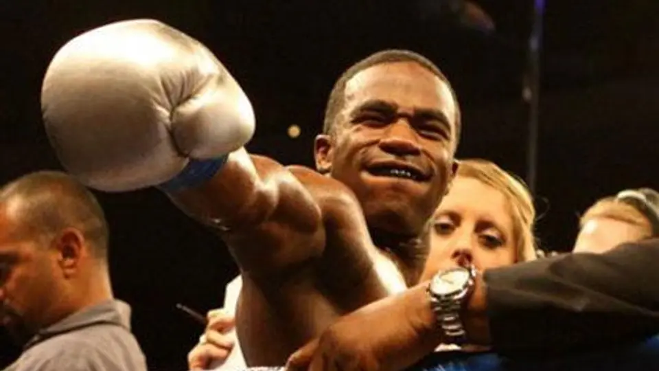 DeMarco pierde el cetro ligero ante Broner