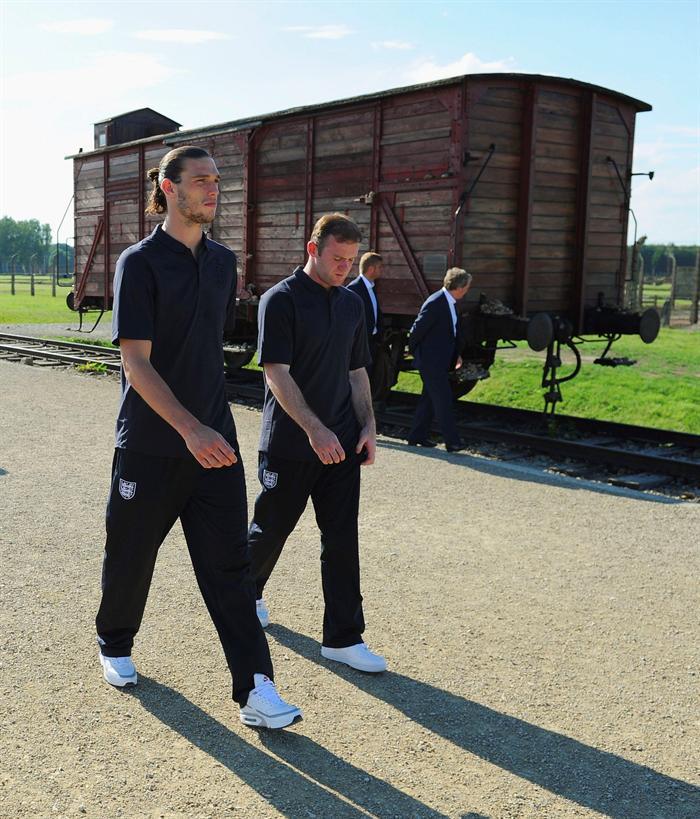 Wayne Rooney y Andy Carroll durante la visita a Auschwitz l EFE