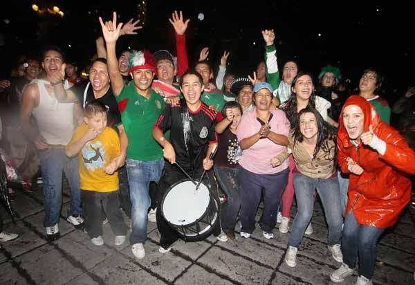 Con tampobores los aficionados festejaron a la Sub-17 que se coronó Campeona del Mundo.  FOTO: ÓSCAR RAMÍREZ