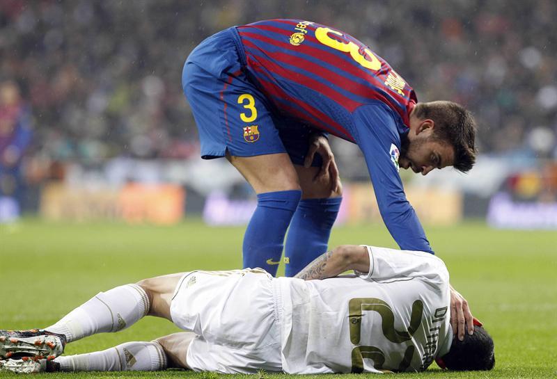 Los jugadores disputaron todos los balones con fuerza. FOTO: EFE