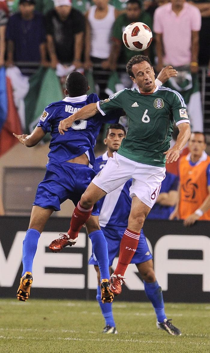 Torrado salta por el balón. FOTO: EFE