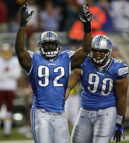 Cliff Avril es la pesadilla de los mariscales | AP