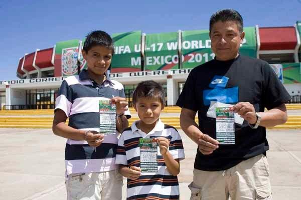 Los aficionados muestran orgullosos sus entradas. FOTO: HÉCTOR CARBAJAL