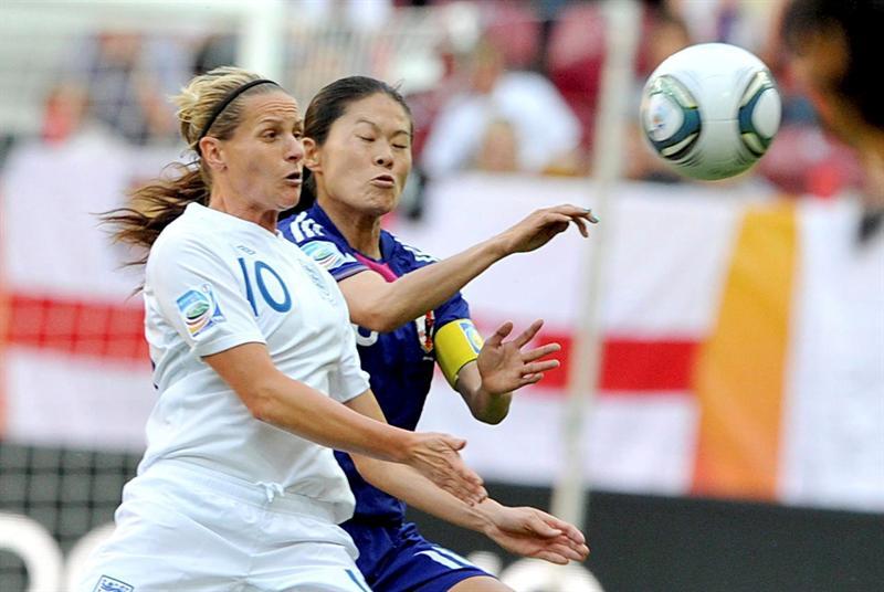 Kelly Smith pelea el balón con Homare Sawa. FOTO: EFE