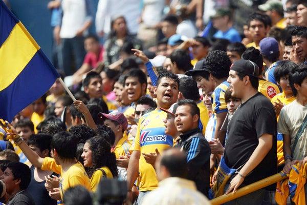 Aficionados de Tigres acudieron al Volcán para refrendar el apoyo al plantel. FOTO: JOEL BRAVO