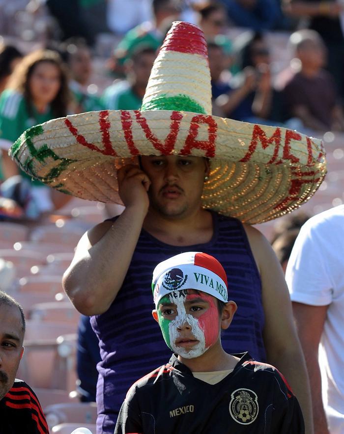La indumentaria 'muy mexicana' no falta en el Rose Bowl. FOTO: EFE