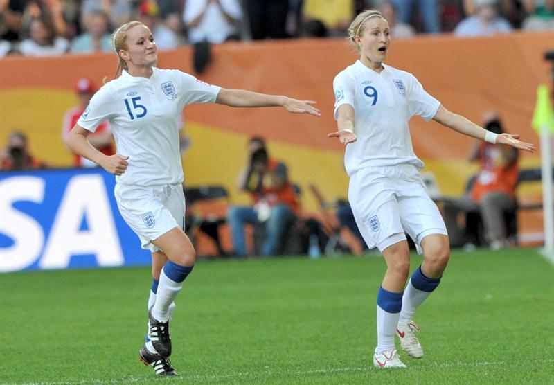 Las inglesas celebran el primer tanto del encuentro. FOTO: EFE