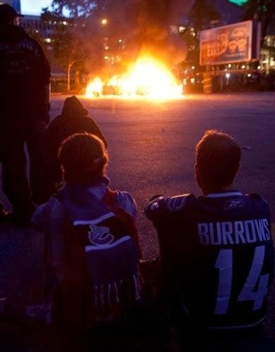 Los incidentes ocurrieron tras la derrota de los Canucks de Vancouver en el último juego de la Final de Copa Stanley (FOTO: AP)