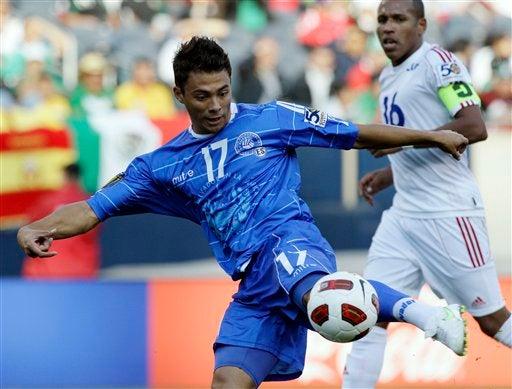 Lester Blanco convierte para El Salvador. FOTO: AP
