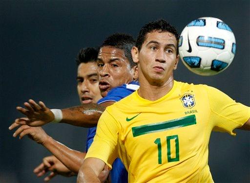 Ganso borra con el control del balón a los ecuatorianos. FOTO: AP