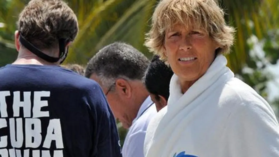 Diana Nyad abandona intento de cruzar a nado de Cuba a Florida