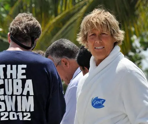 Diana Nyad abandona intento de cruzar a nado de Cuba a Florida