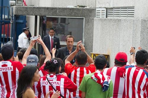 Así recibieron a Van`t Schip en la salida de Chivas | RICARDO FLORES