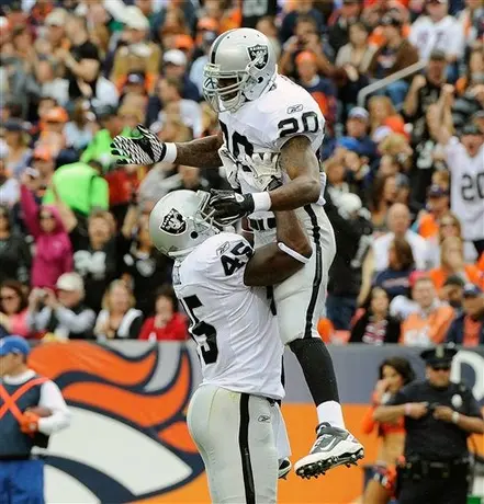 McFadden anota cuatro touchdowns y Raiders masacra 59-14 a Denver