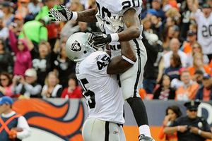 McFadden anota cuatro touchdowns y Raiders masacra 59-14 a Denver