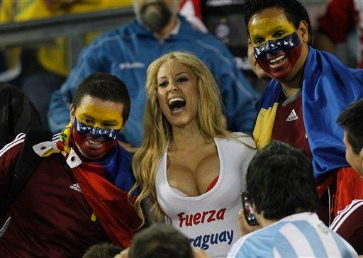 En tribuna las fans Venezolanas compiten por llamar la atención. FOTO: AP