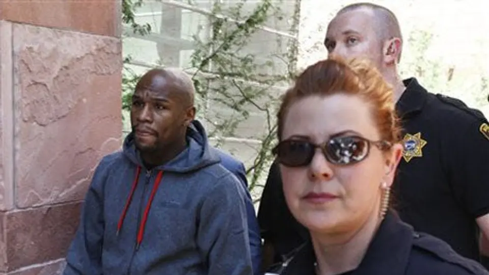 Mayweather se entrega para cumplir sentencia