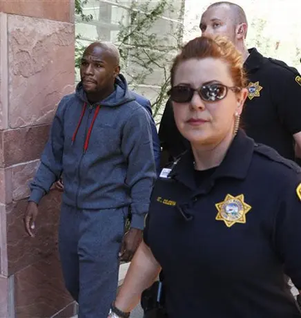 Mayweather se entrega para cumplir sentencia