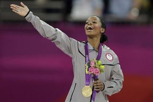 Gabrielle Douglas se cuelga el oro en All-around individual