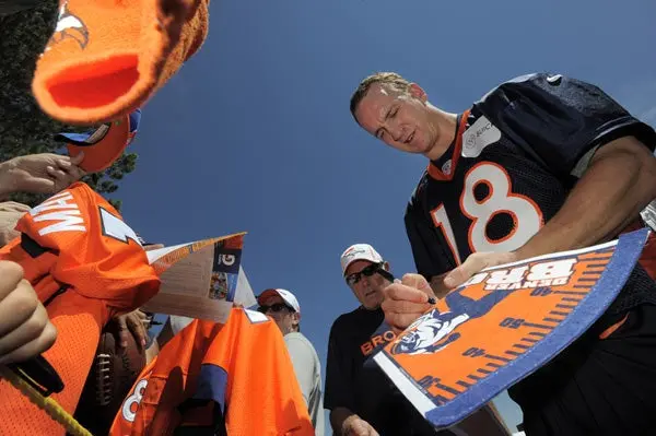 Peyton Manning batió primer récord con Broncos
