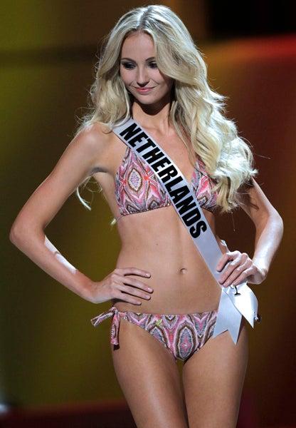 La rubia Kelly Weekers porta con orgullo la bandera de Holanda. FOTO: AP