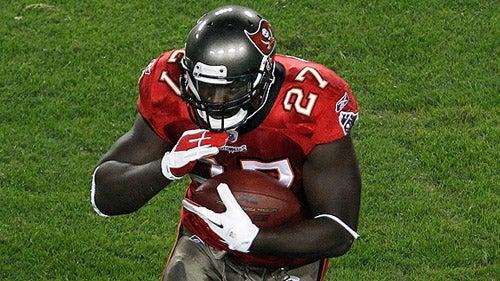 LeGarrette Blount deberá superar la barrera de las mil yardas algo que no logró en 2011 | AP