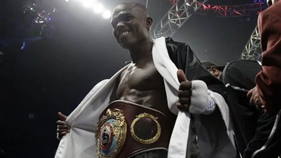 Pierde Pacquiao título mundial Welter de la OMB