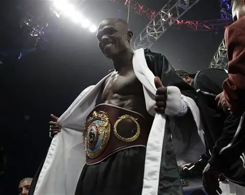 Pierde Pacquiao título mundial Welter de la OMB