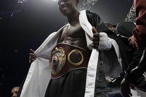 Pierde Pacquiao título mundial Welter de la OMB