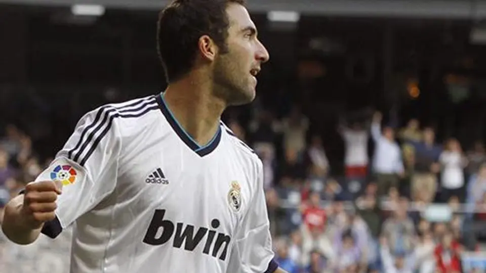 Mou pondrá a Higuaín de lateral izquierdo