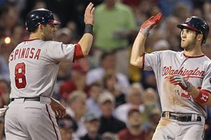 Adrián González pega su home run 200