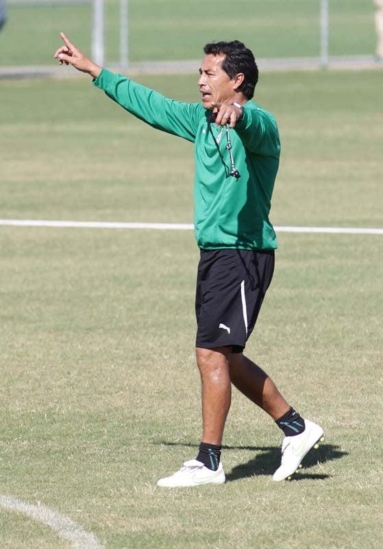 Benjamín Galindo da instrucciones a los jugadores. FOTO: MIGUEL PONTÓN