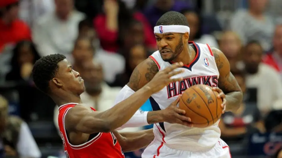 Hawks sorprende a los Bulls