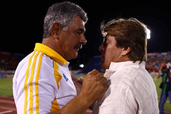 Los entrenadores se dieron el clásico abrazo antes del cotejo. FOTO: BERNARDO MALDONADO