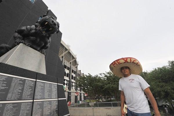 Con buen ánimo los aficionados utilizan alguna indumentaria alusiva a México. FOTO: ULISES BRAVO