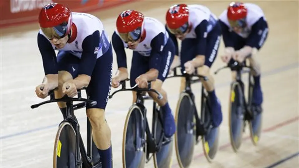 Ciclista británico confiesa que cayó a propósito para volver a iniciar