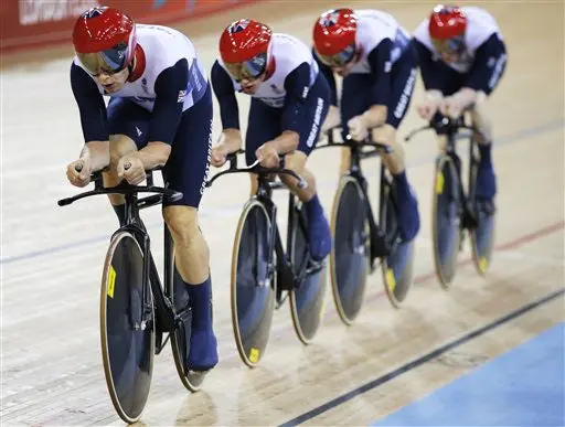 Ciclista británico confiesa que cayó a propósito para volver a iniciar